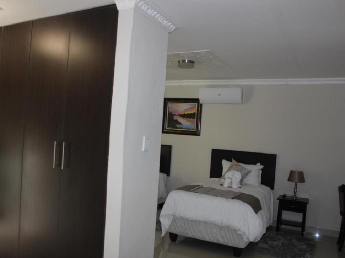 Juda Haus Lodge Катима-Мулило Экстерьер фото